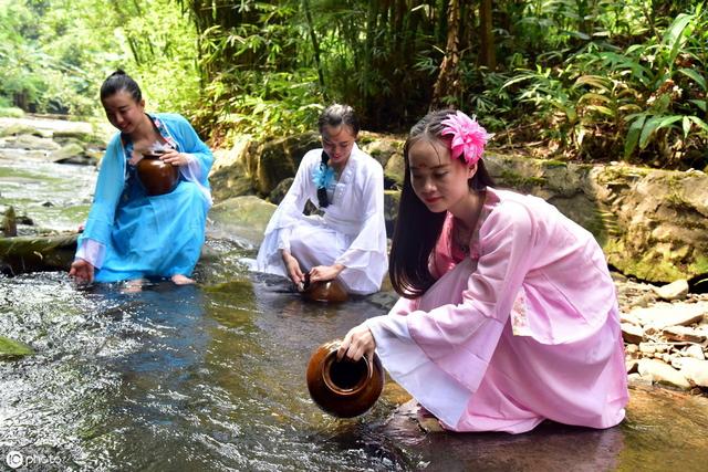 七夕節(jié)農(nóng)村的家里還韌針，烙“七巧餅”么？你們那里“七夕”都有什么風(fēng)俗習(xí)慣？